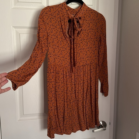 Perfect for fall, Mango dress size xs or 2. The tie is in the back of the dress - Picture 2 of 2
